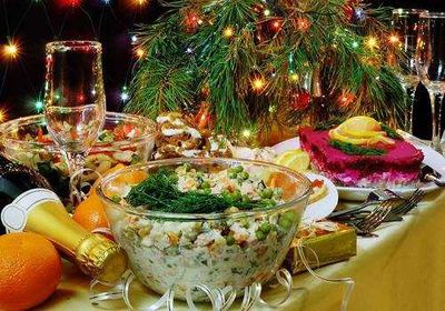 Салаты, еловые веточки, шампанское