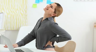 у женщины болят почки