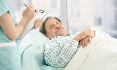 пациент и доктор в палате