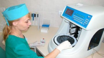 врач исследует анализы