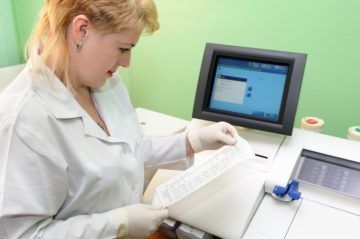 врач смотрит результаты анализов
