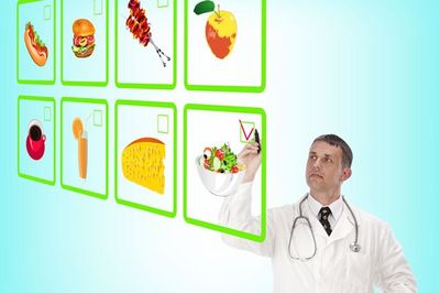 врач отмечает продукты