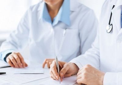 Врач подписывает больничный