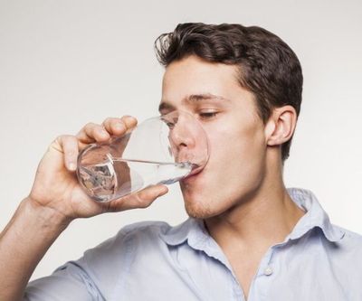 Пьет воду
