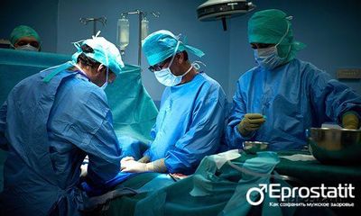 врачи во время операции
