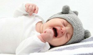Плач, твердый животик и срыгивание – признаки колик у ребенка