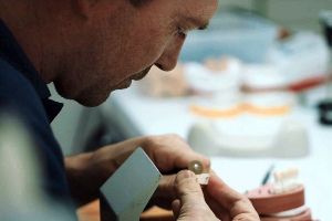 Плюсы и минусы профессии зубной техник
