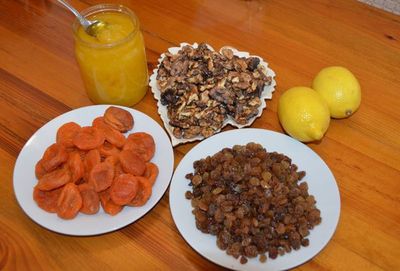 Польза и вред смеси из кураги, изюма, грецкого ореха, меда и лимона